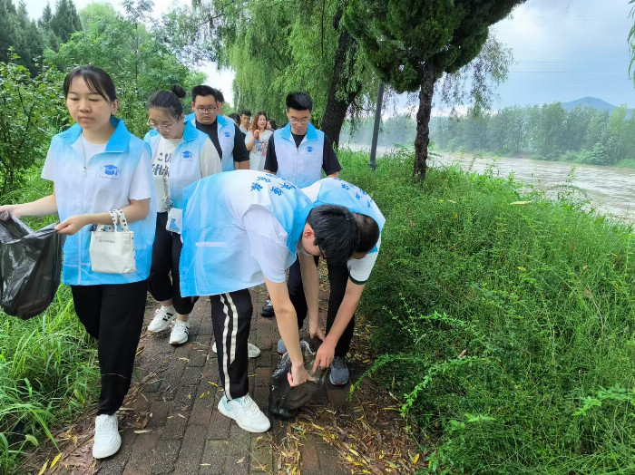 青 山绿水,“河”我守护|黄漫
“河”你守绿实践团筑梦绿色新篇章