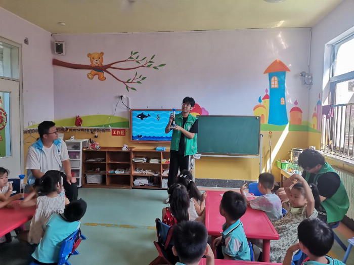 青 山绿水,“河”我守护|黄漫
“河”你守绿实践团筑梦绿色新篇章