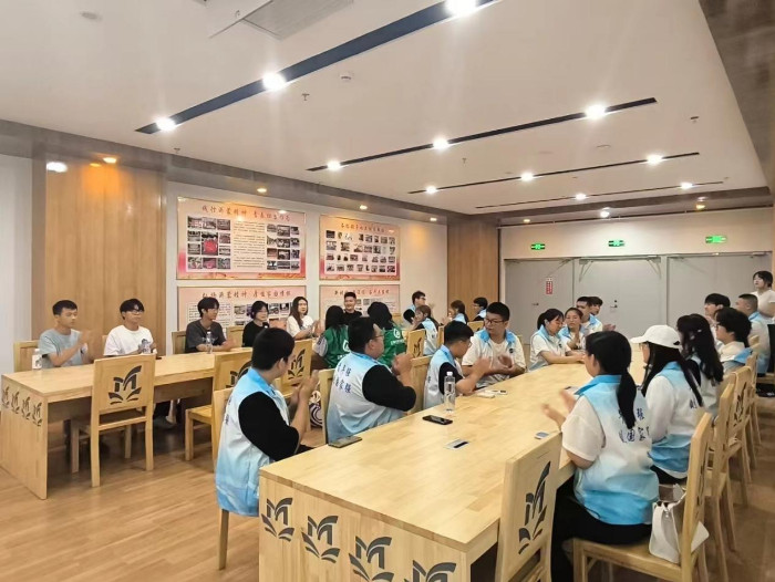 青 山绿水,“河”我守护|黄漫
“河”你守绿实践团筑梦绿色新篇章